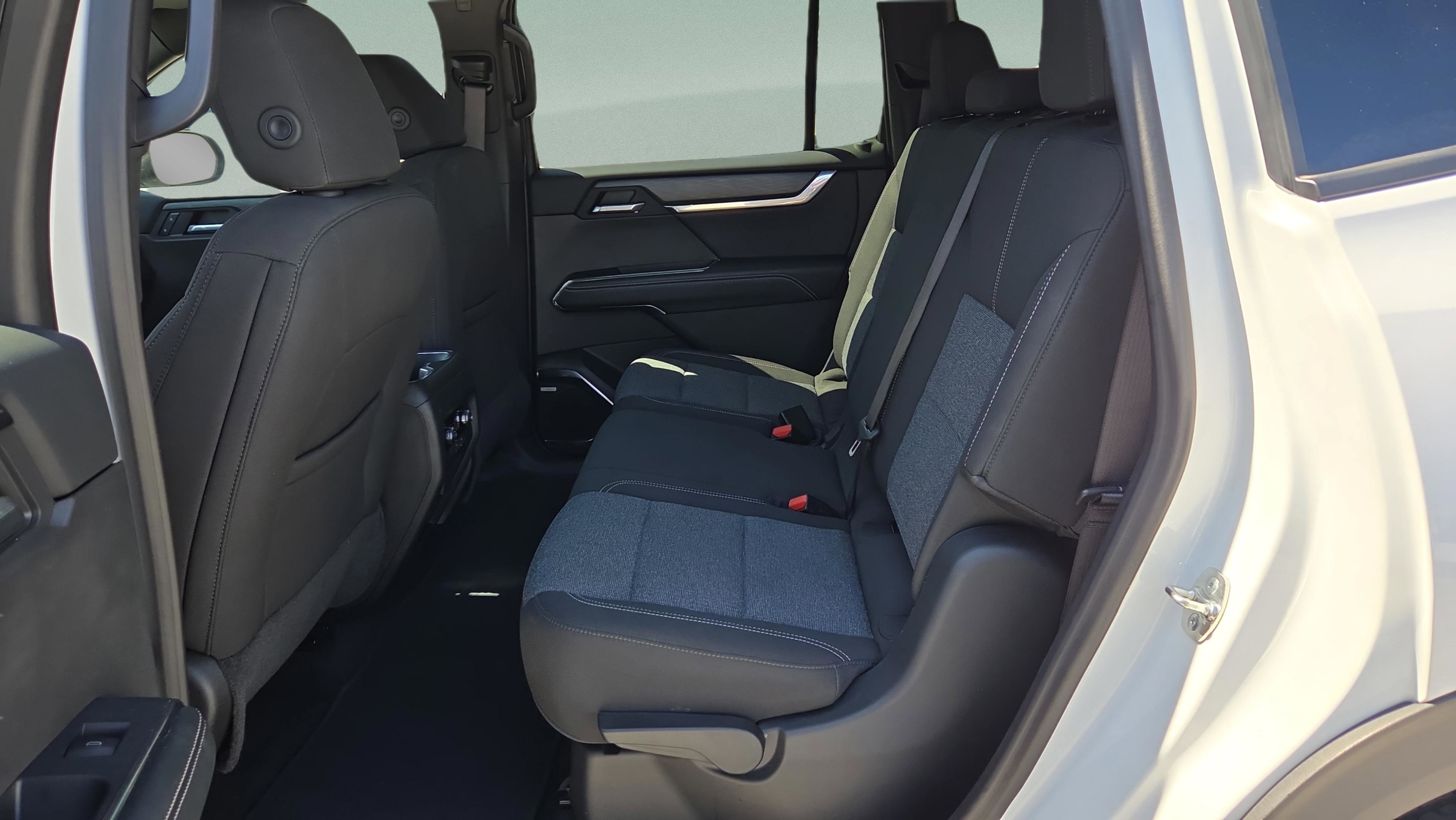 Used 2025 GMC Acadia Elevation image 10