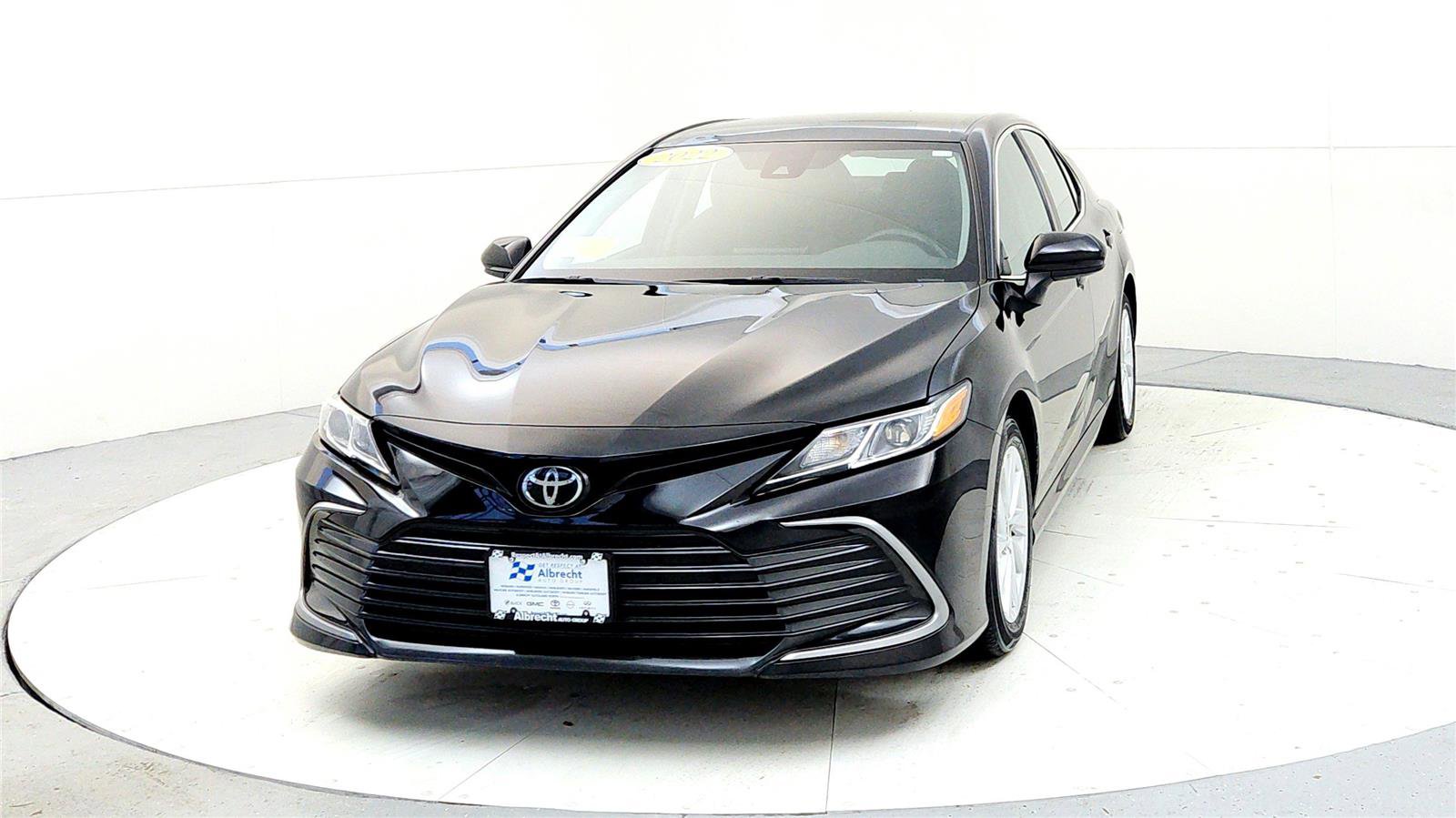Used 2022 Toyota Camry LE image 2