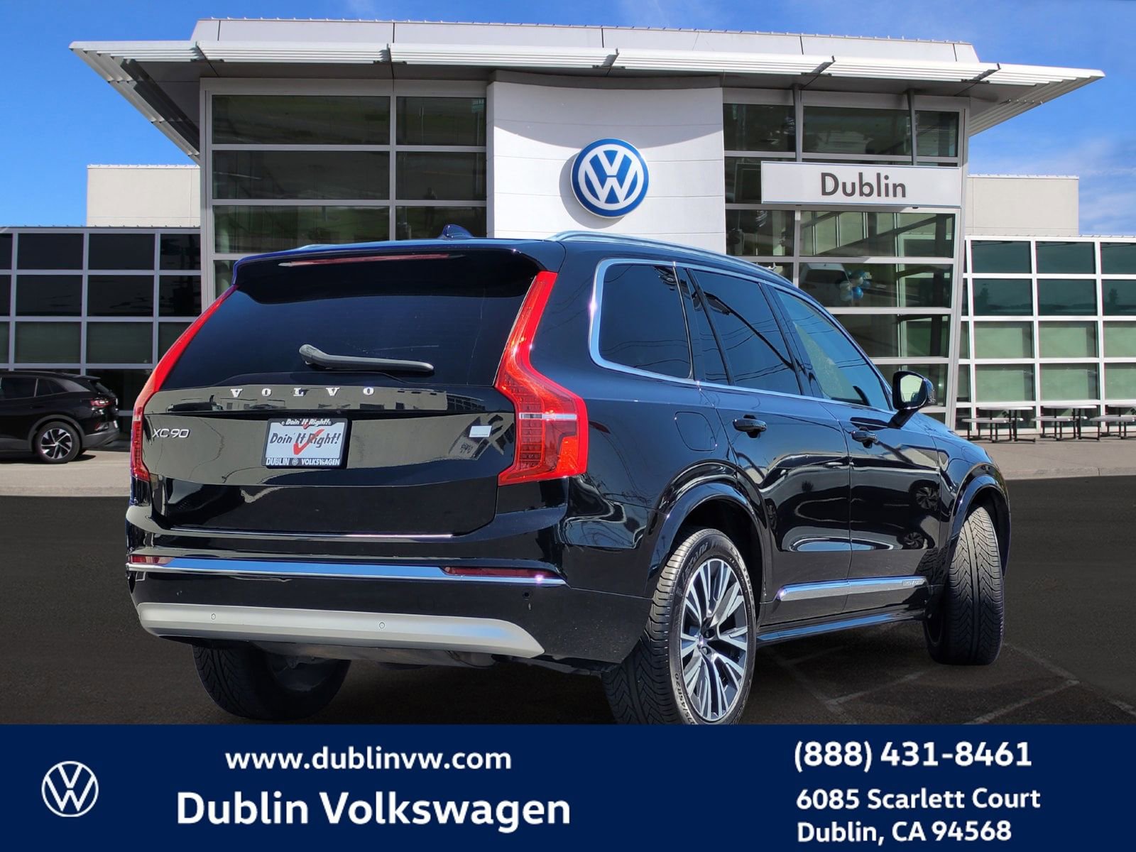 Used 2022 Volvo XC90 T8 Inscription Expression w/ Climate Package image 4