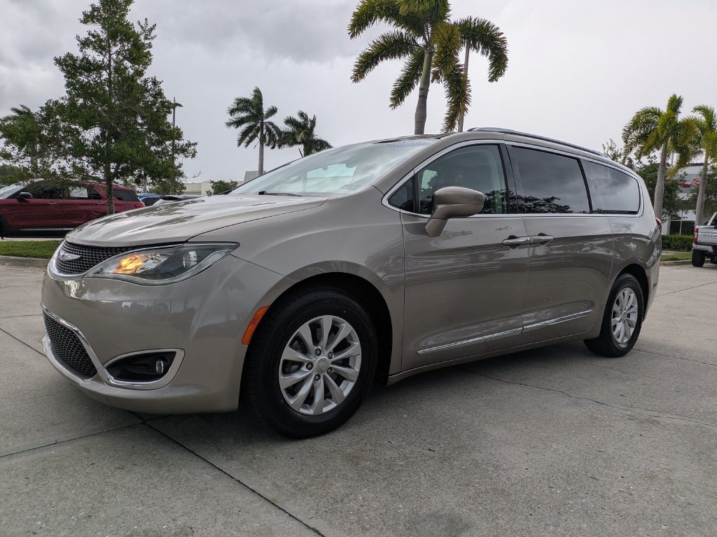 Used 2018 Chrysler Pacifica Touring-L FWD image 7