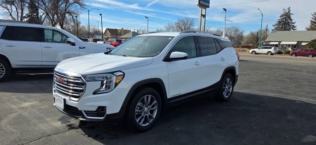 Used 2024 GMC Terrain SLT image 3