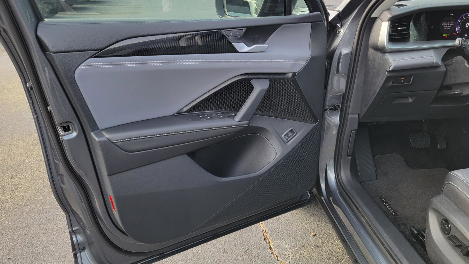 Used 2025 Volkswagen Tiguan SE image 16