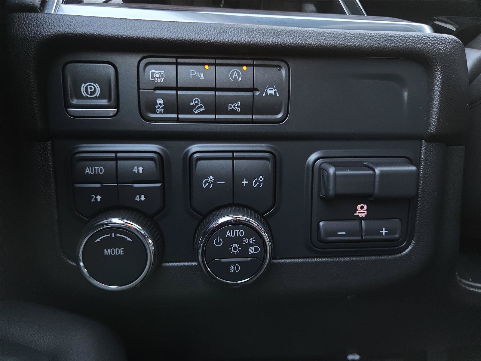 Used 2025 Chevrolet Suburban Premier AWD/4WD image 15