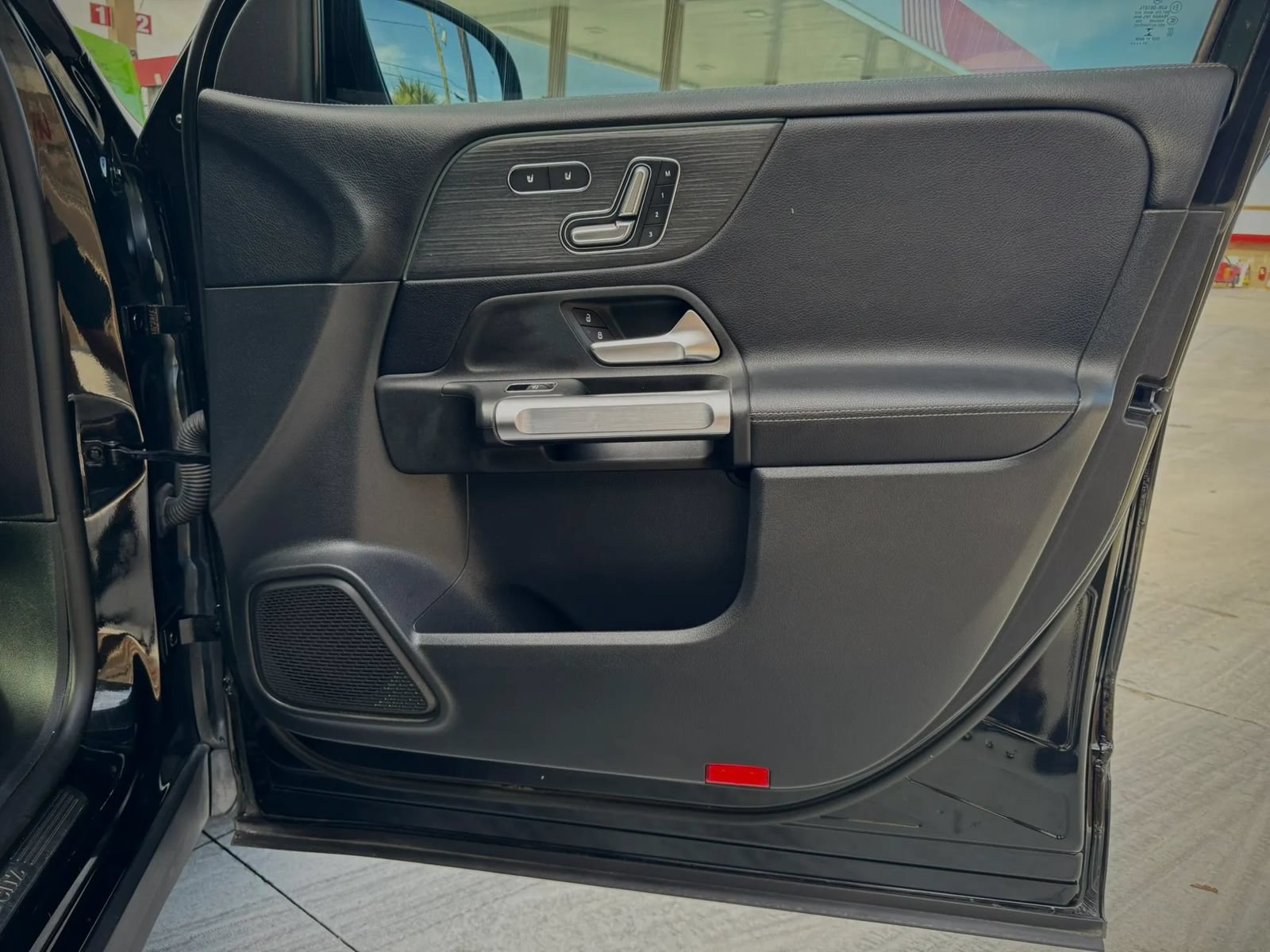 Used 2022 Mercedes-Benz GLB 250 w/ Premium Package image 25