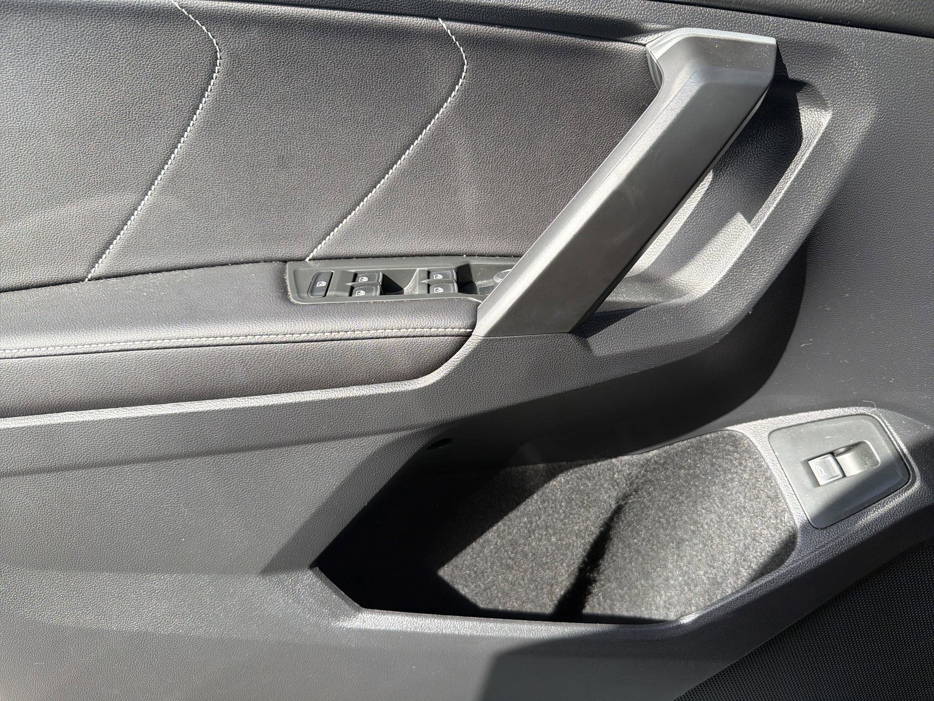 Used 2024 Volkswagen Tiguan SE R-Line image 24