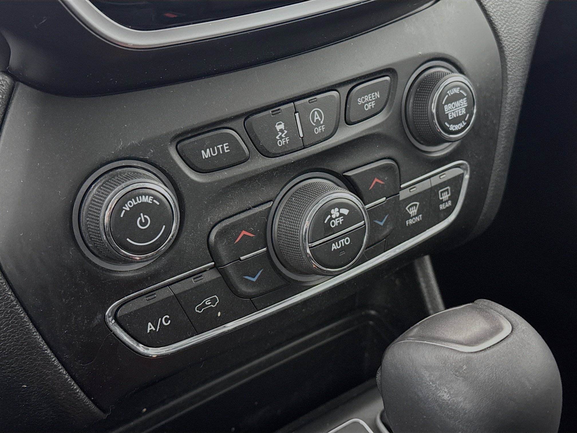 Used 2019 Jeep Cherokee Overland w/ Technology Group AWD/4WD image 16