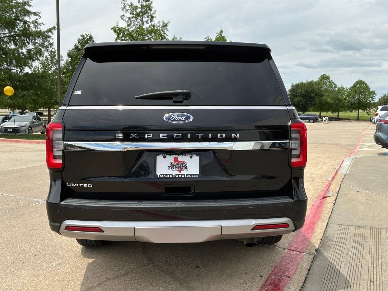 Used 2024 Ford Expedition Limited AWD/4WD image 6