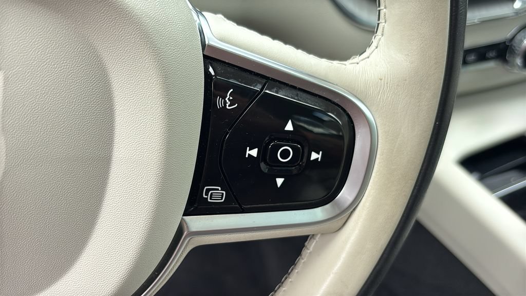 Certified 2024 Volvo XC60 B5 Plus w/ Climate Package AWD/4WD image 17