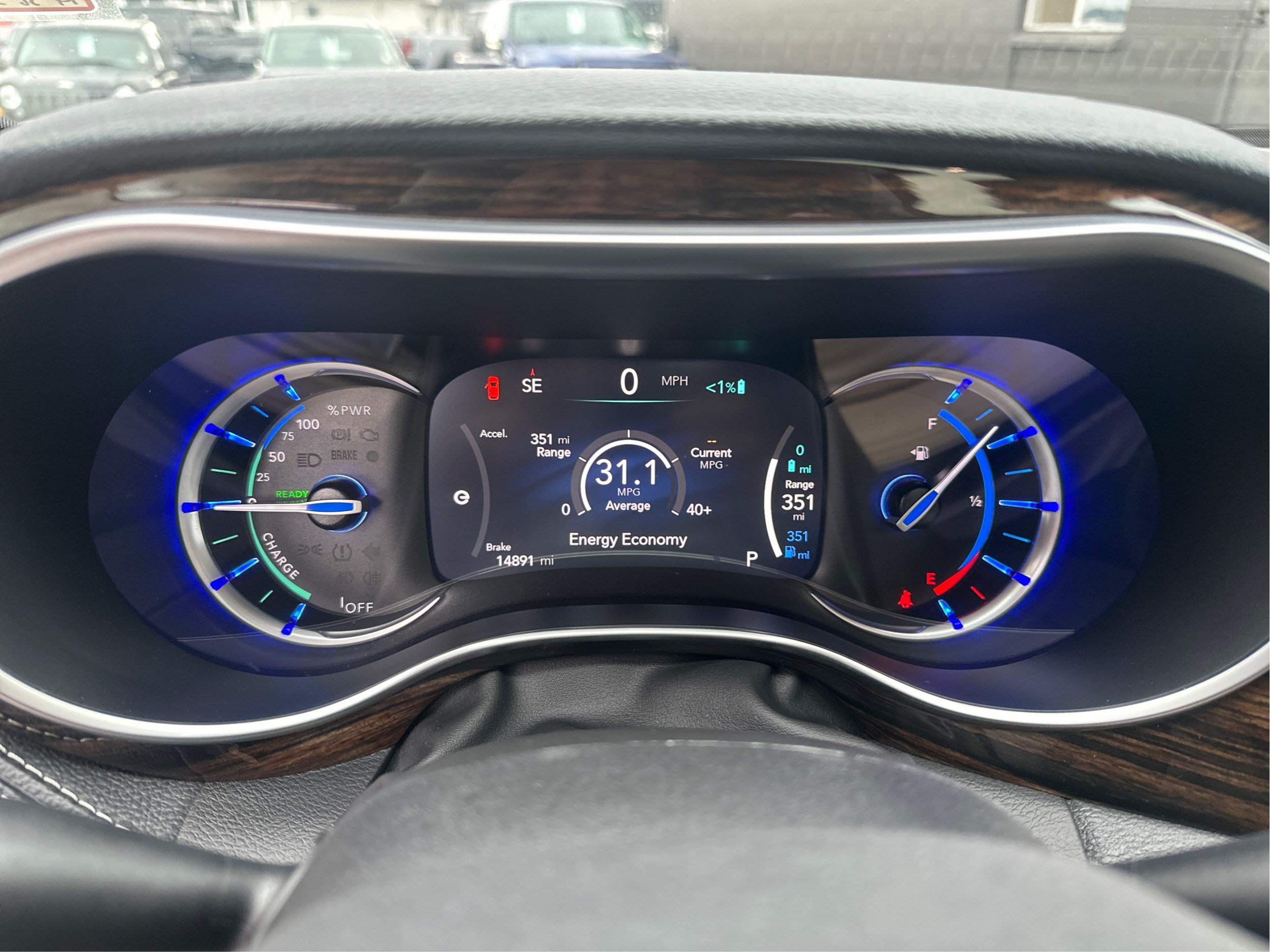 Used 2023 Chrysler Pacifica Limited w/ Uconnect Theater Family Group FWD image 17