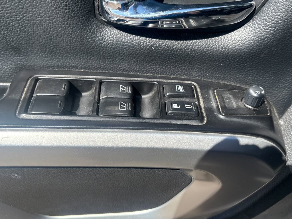 Used 2018 Nissan Titan SV w/ SV Convenience Package RWD image 8