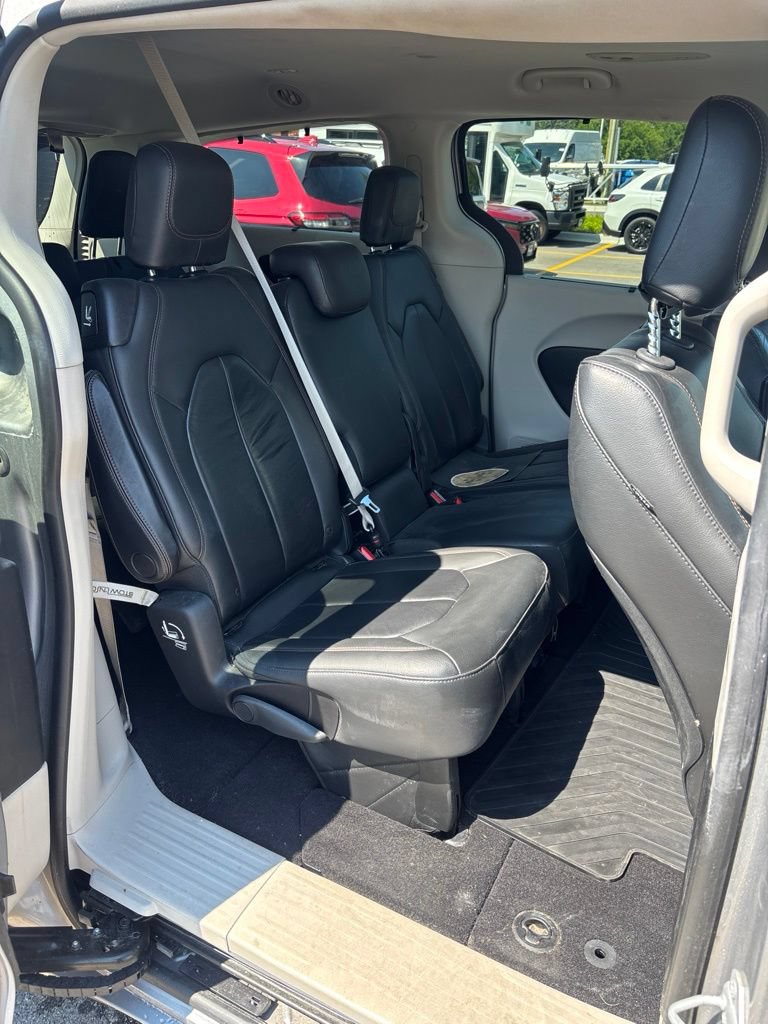 Used 2017 Chrysler Pacifica Touring-L FWD image 16