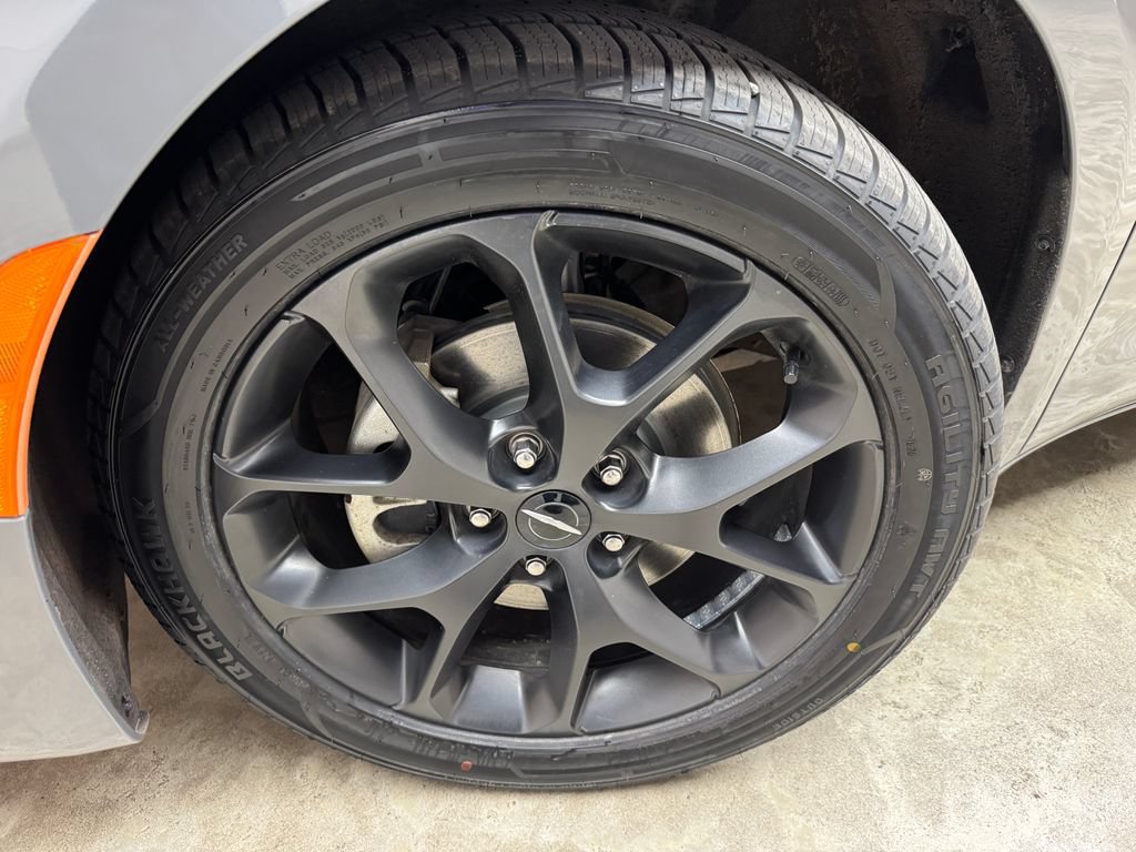 Used 2025 Chrysler Pacifica Limited FWD image 33