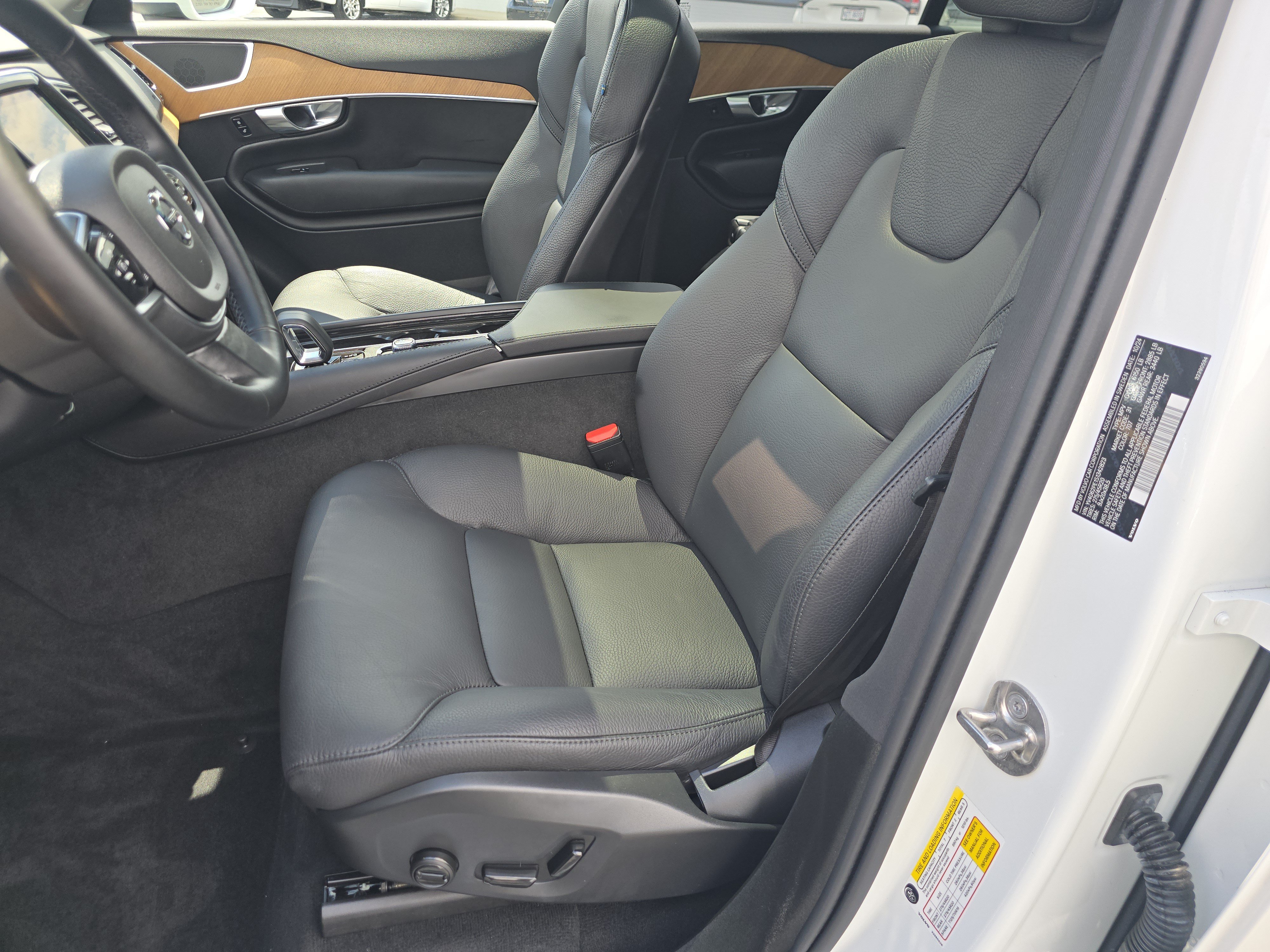 Used 2025 Volvo XC90 B6 Plus AWD/4WD image 23