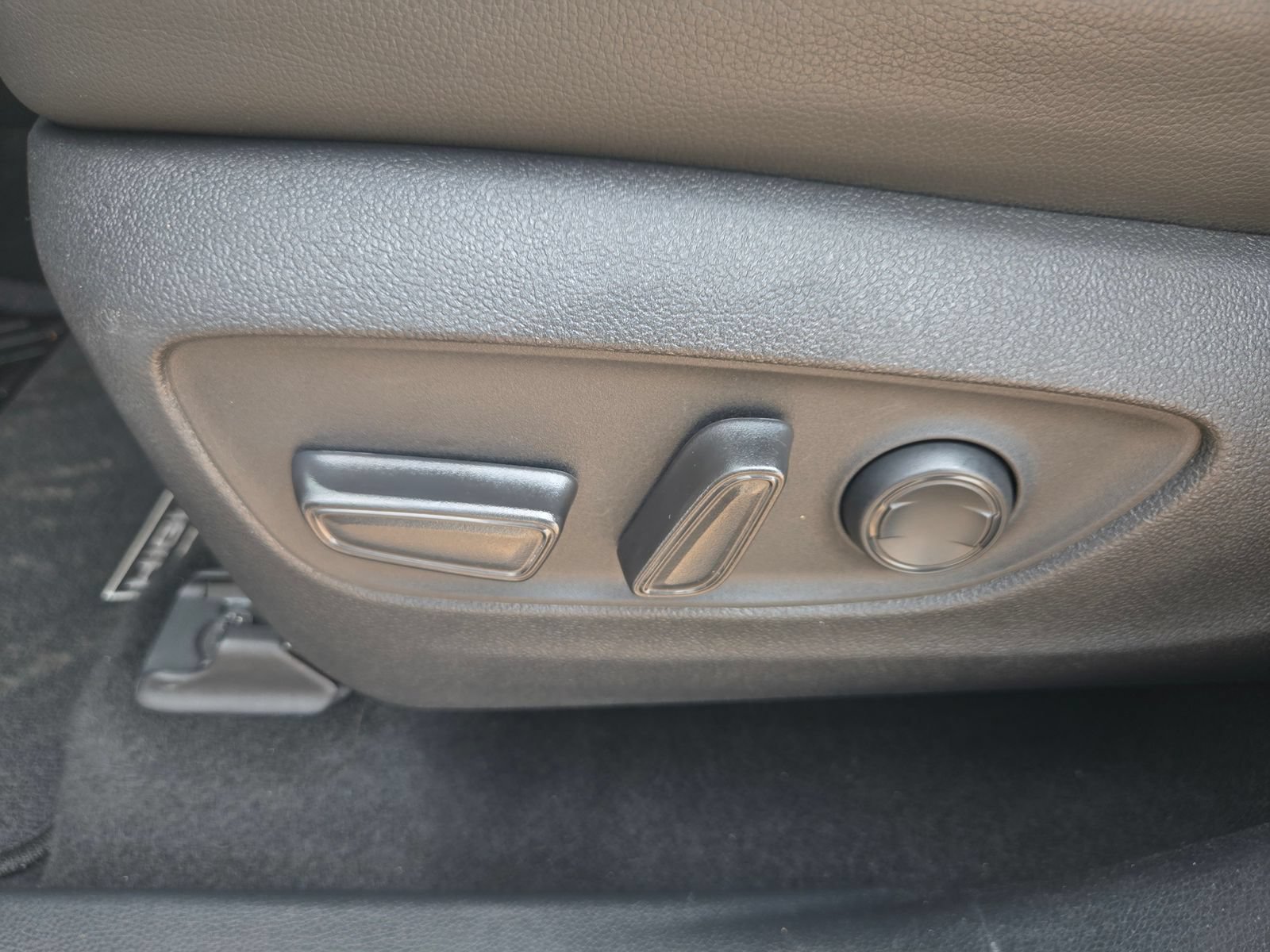 Used 2022 Toyota Highlander XLE FWD image 25