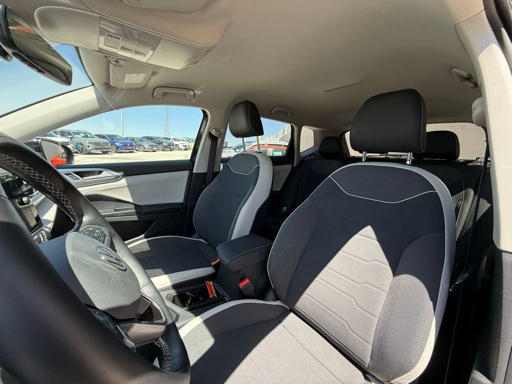 Certified 2025 Volkswagen Taos SE FWD image 13