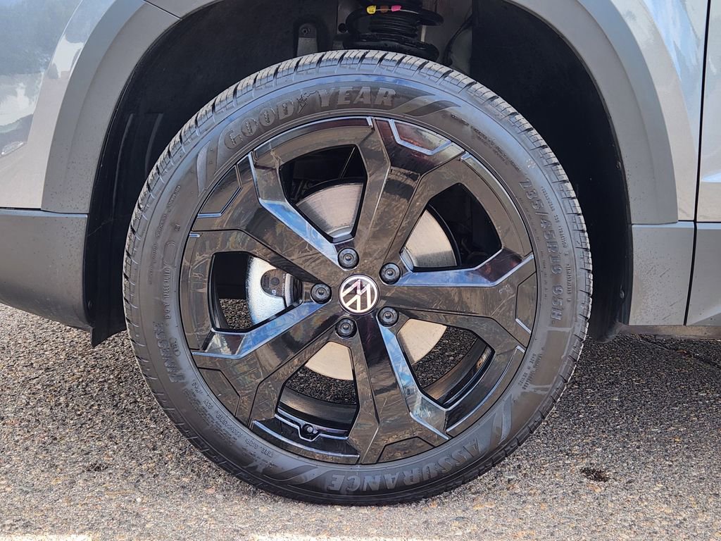 Certified 2025 Volkswagen Taos SEL AWD/4WD image 8