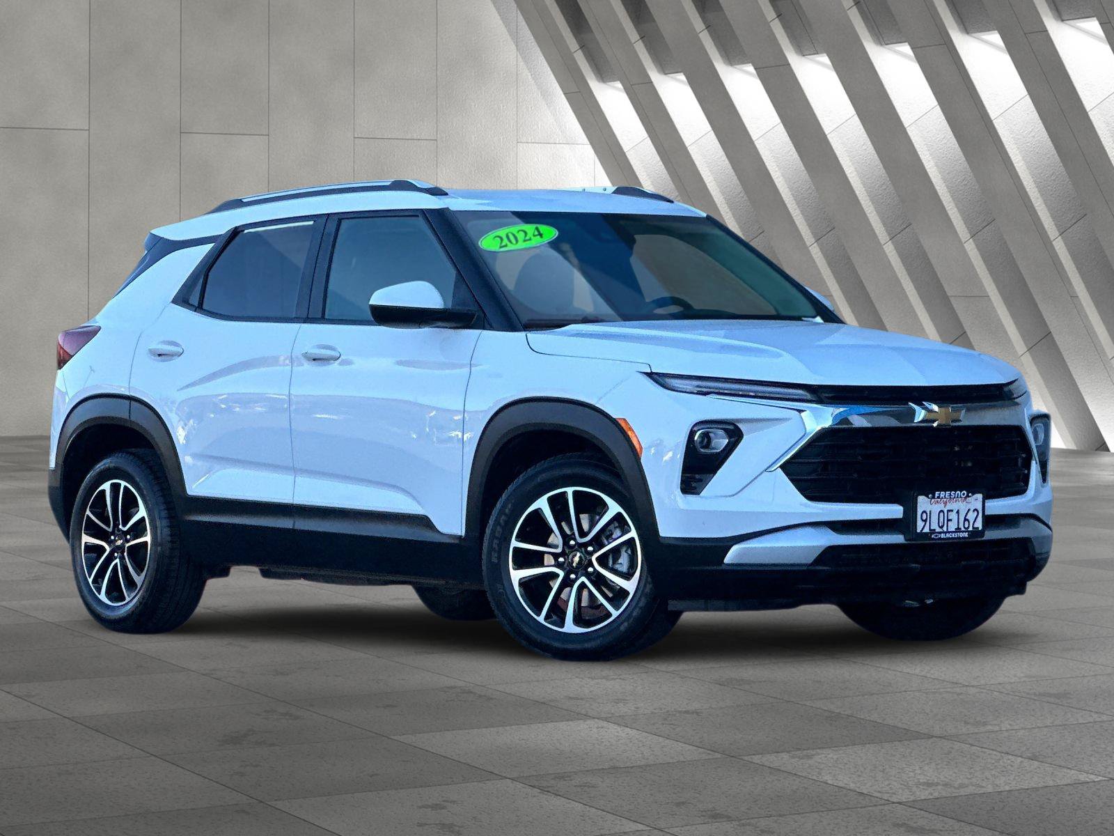 Used 2024 Chevrolet TrailBlazer LT FWD image 2