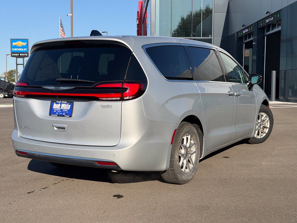 Used 2024 Chrysler Pacifica Touring-L FWD image 5