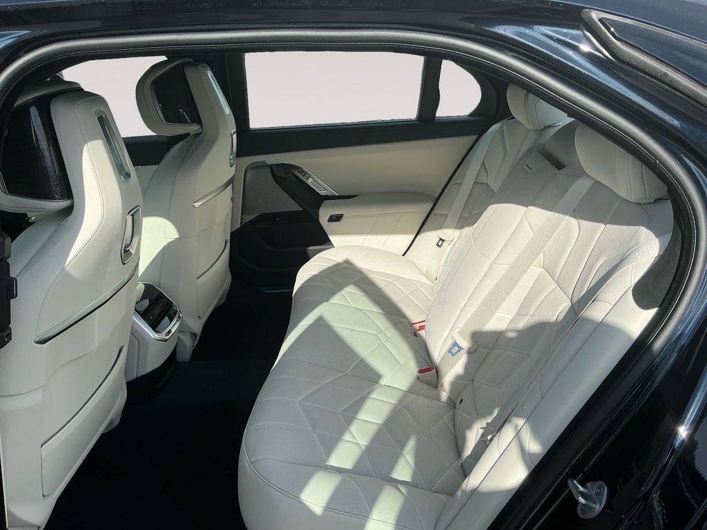 New 2026 BMW 750e xDrive w/ Premium Package image 13