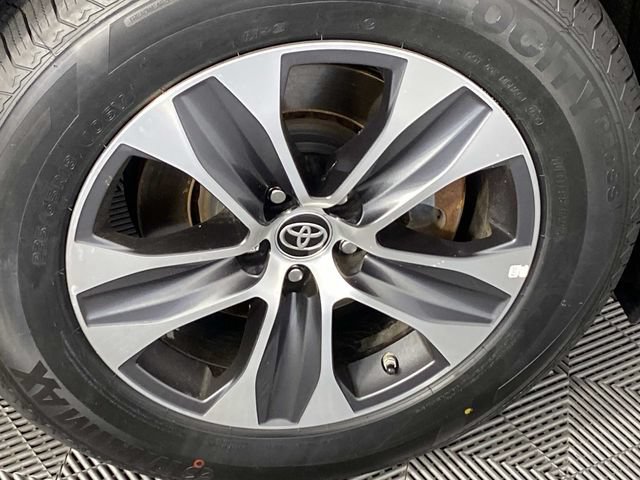 Used 2024 Toyota Highlander XLE AWD/4WD image 34