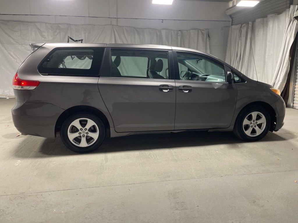 Used 2013 Toyota Sienna L FWD image 8