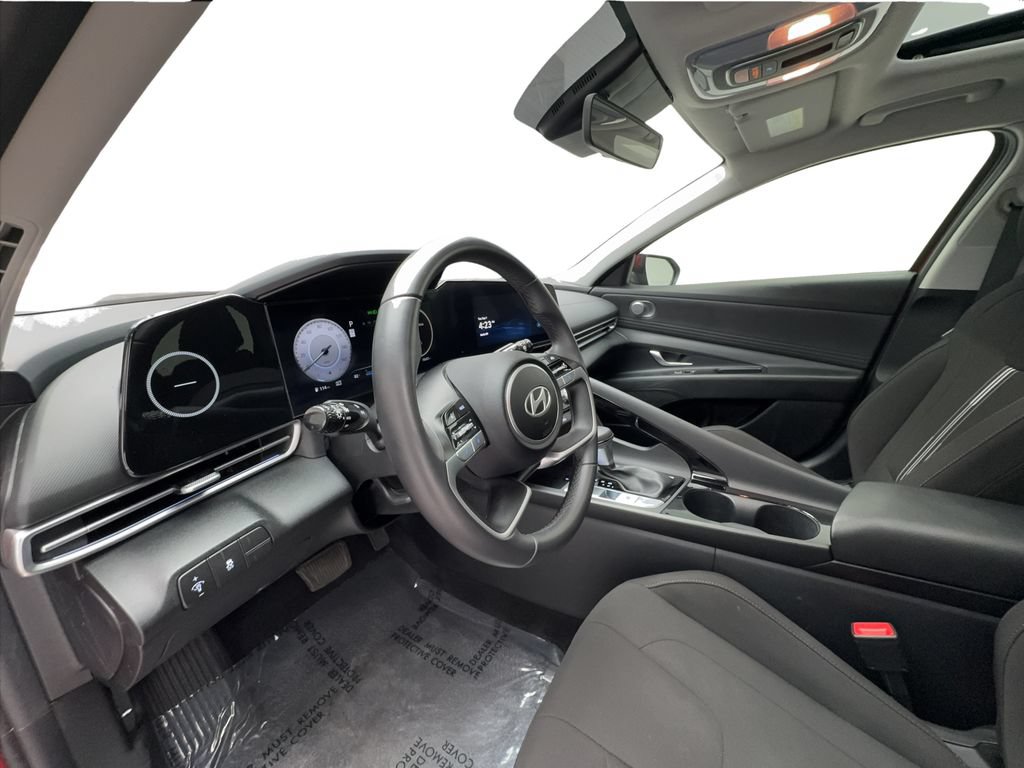 Used 2025 Hyundai Elantra SEL FWD image 21