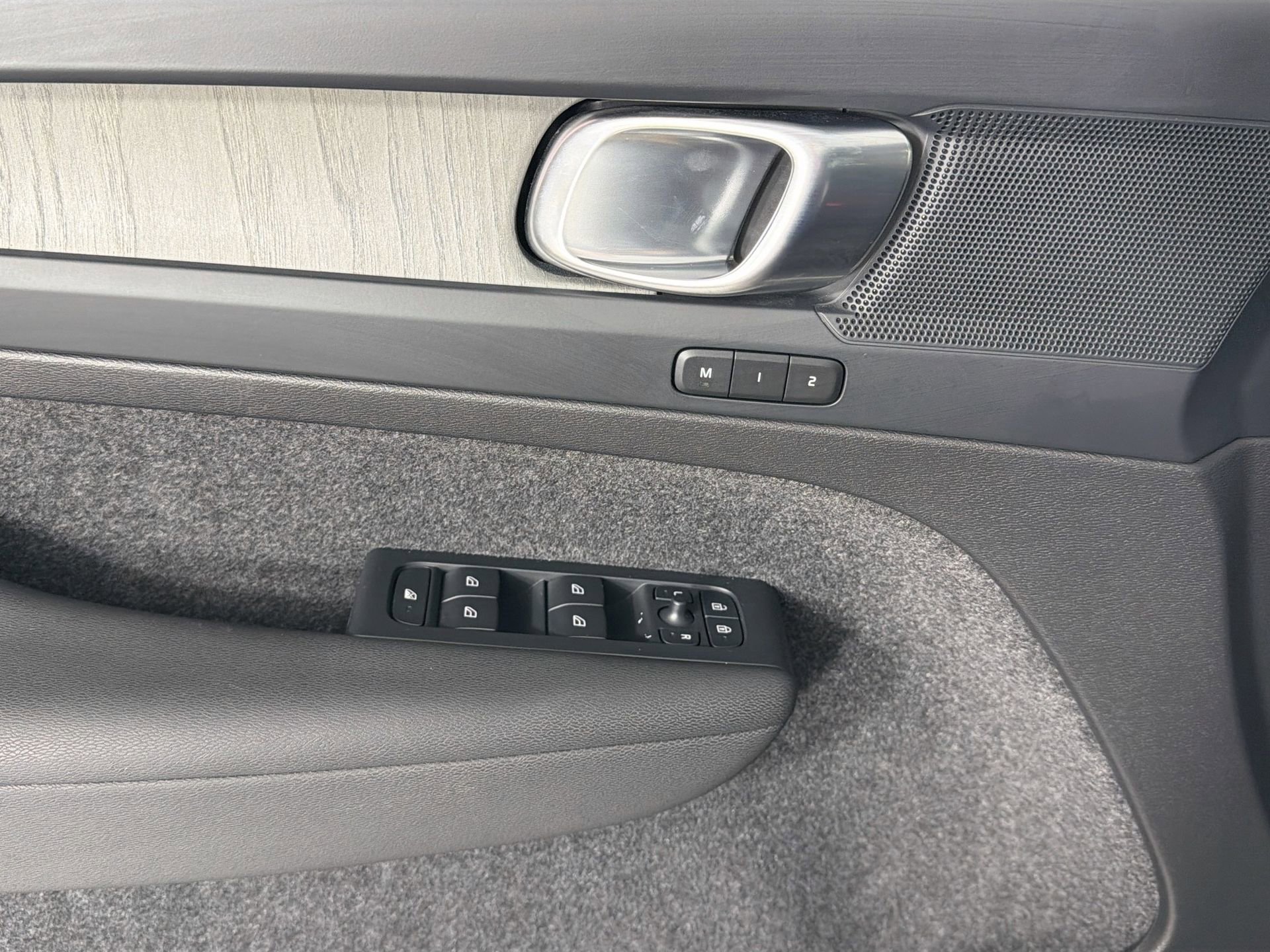 Certified 2023 Volvo XC40 B4 Plus w/ Protection Package Premier image 18