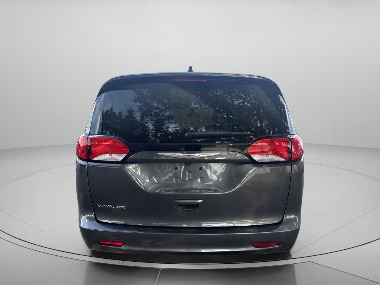 Used 2021 Chrysler Voyager LX image 4