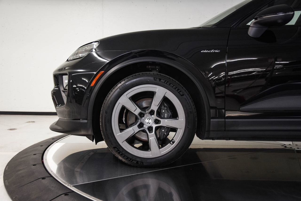 Certified 2025 Porsche Macan Electric image 11