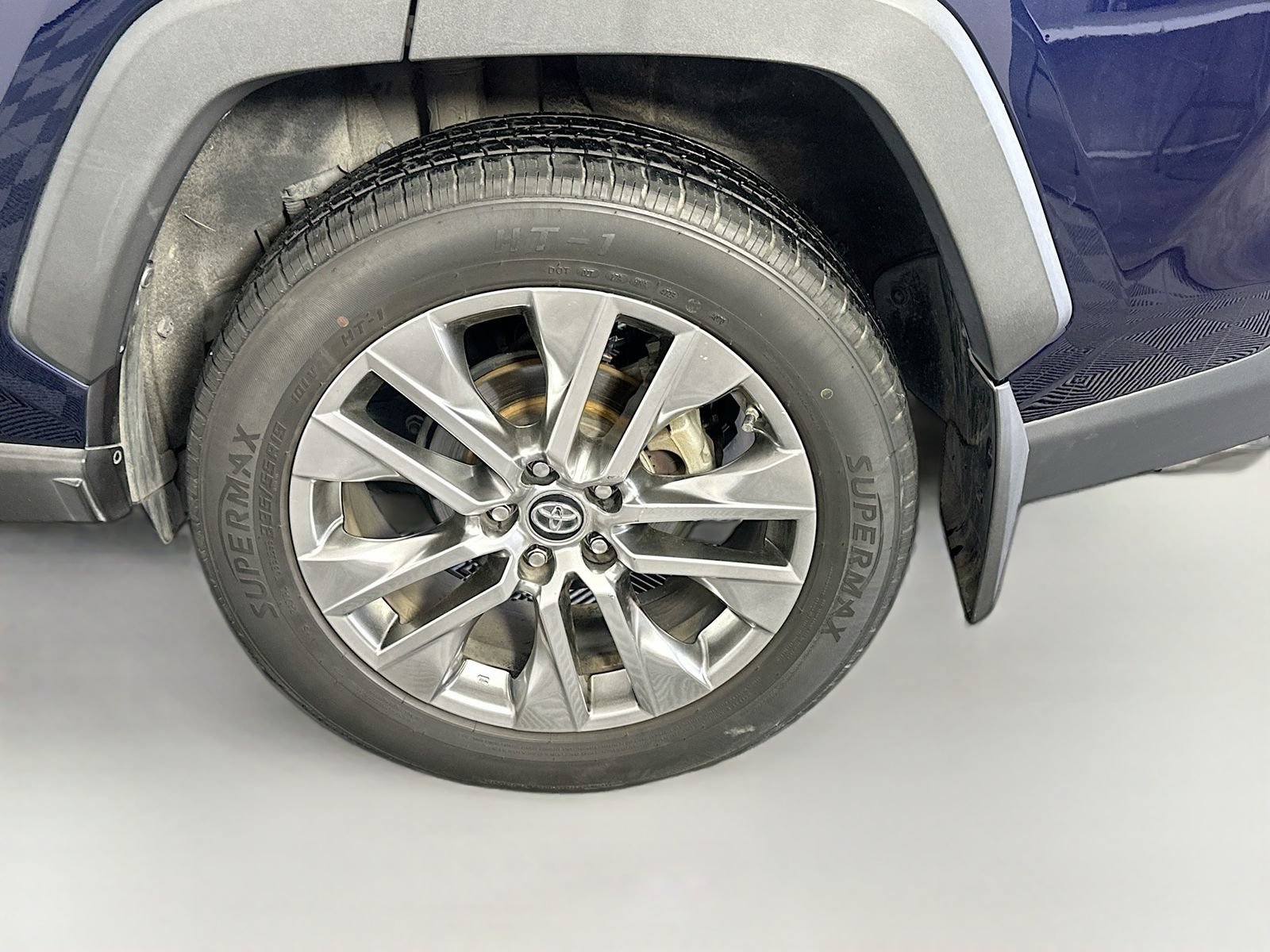 Used 2019 Toyota RAV4 XLE Premium FWD image 29
