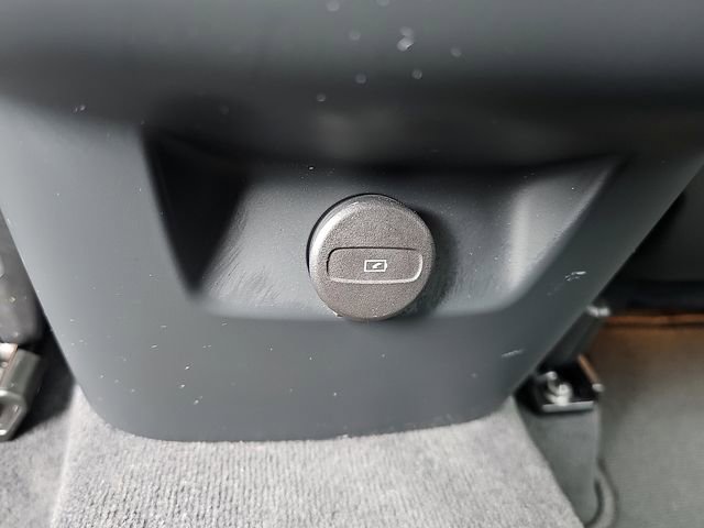 Used 2025 Volvo XC60 B5 Plus w/ Protection Package Premier image 11