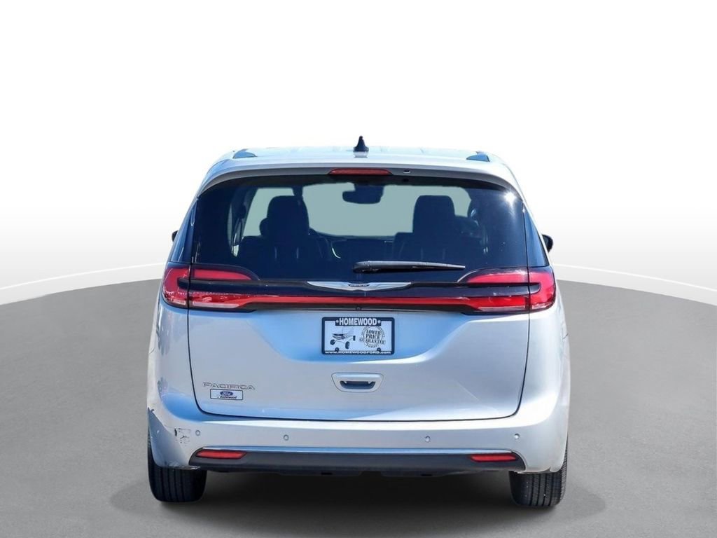 Used 2024 Chrysler Pacifica Touring-L image 7