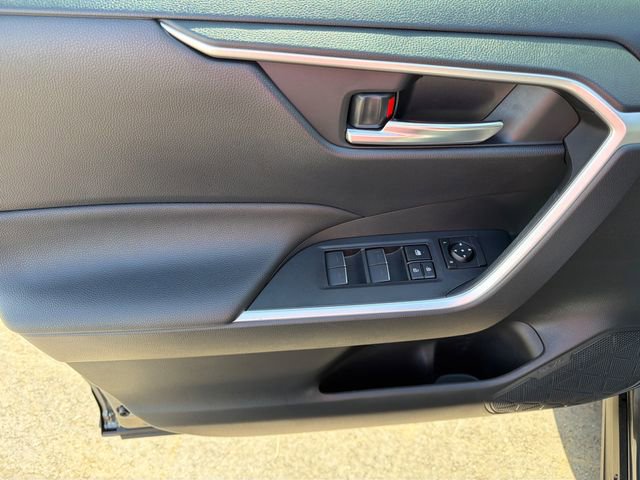 Used 2022 Toyota RAV4 XLE Premium image 4