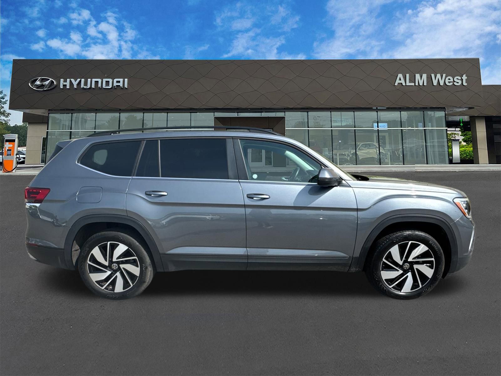 Used 2025 Volkswagen Atlas SE FWD image 4