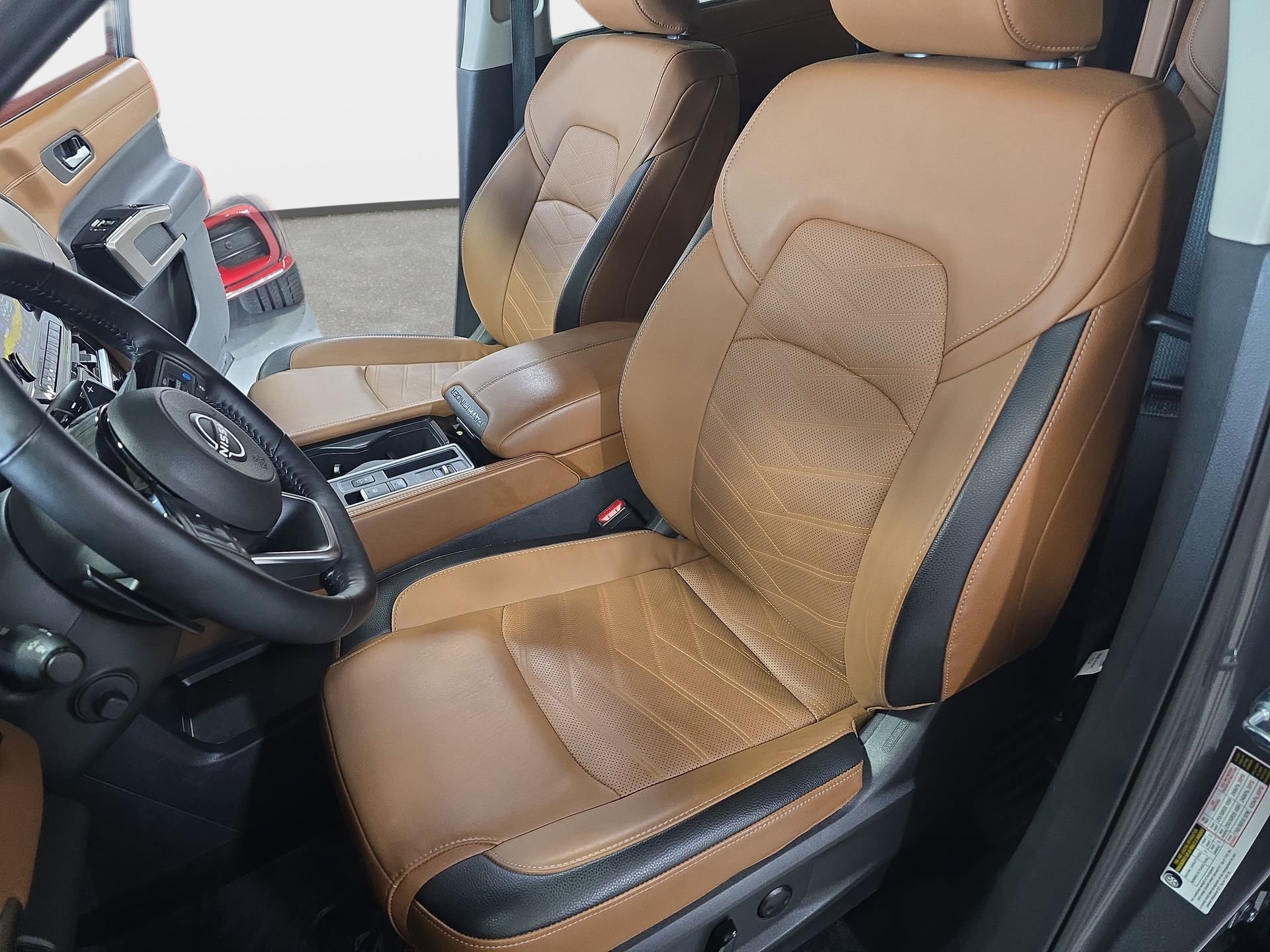 Used 2025 Nissan Pathfinder Platinum FWD image 15