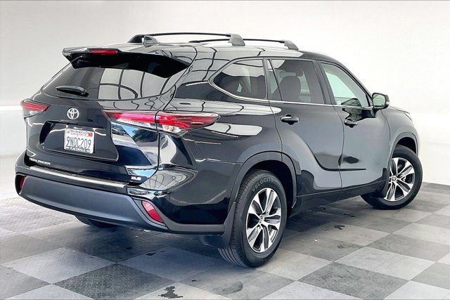 Used 2024 Toyota Highlander XLE FWD image 13