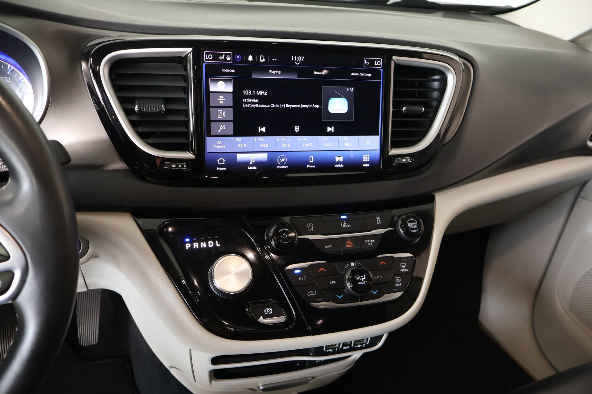 Used 2022 Chrysler Pacifica Touring-L FWD image 5