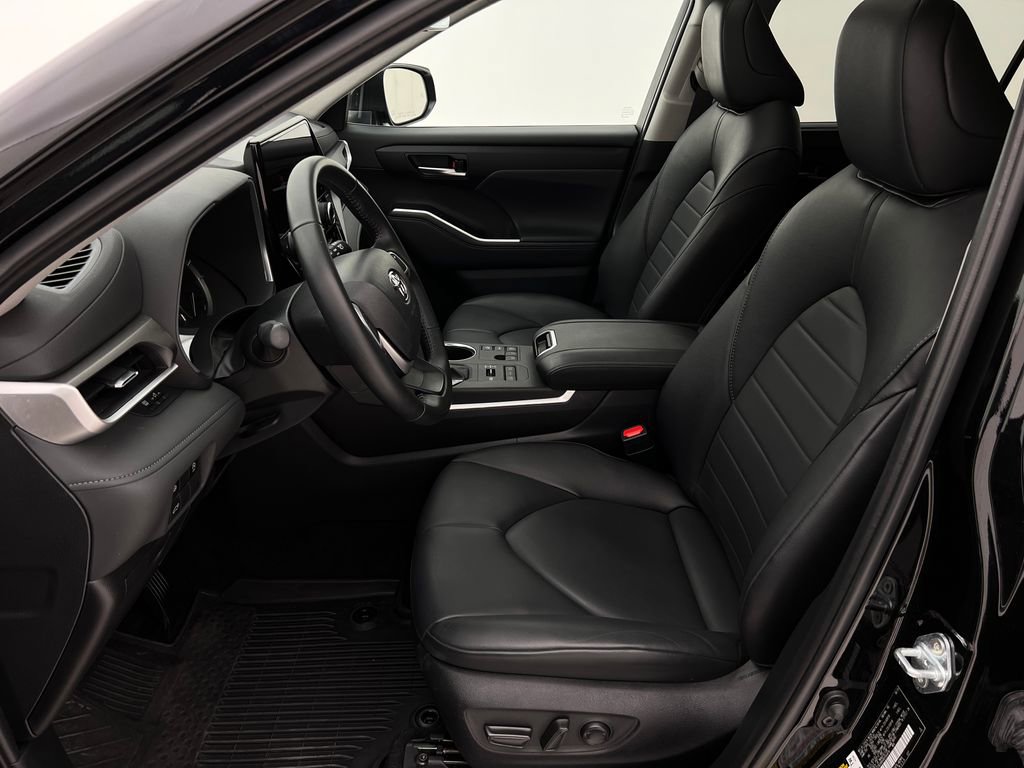 Used 2024 Toyota Highlander XLE image 11
