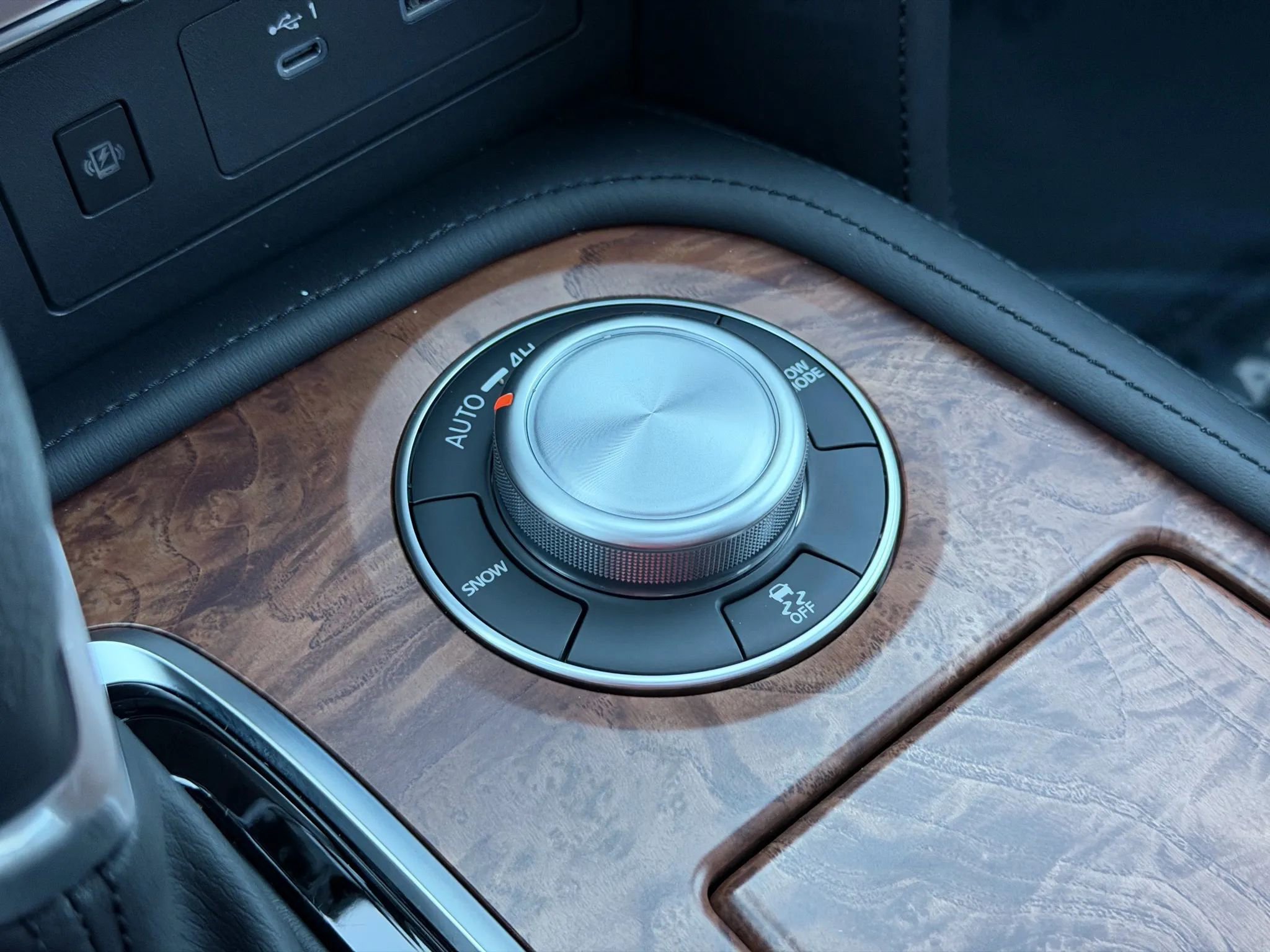 Used 2024 Nissan Armada SL w/ Captain's Chairs Package image 39