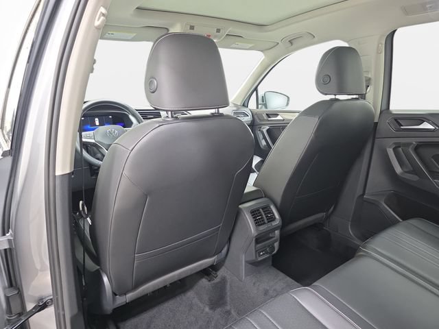 Used 2022 Volkswagen Tiguan SE AWD/4WD image 12
