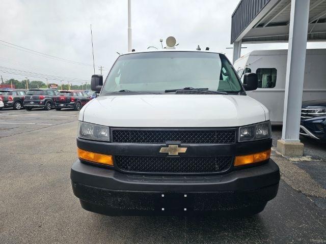 Used 2018 Chevrolet Express 2500 w/ Driver Convenience Package RWD image 3