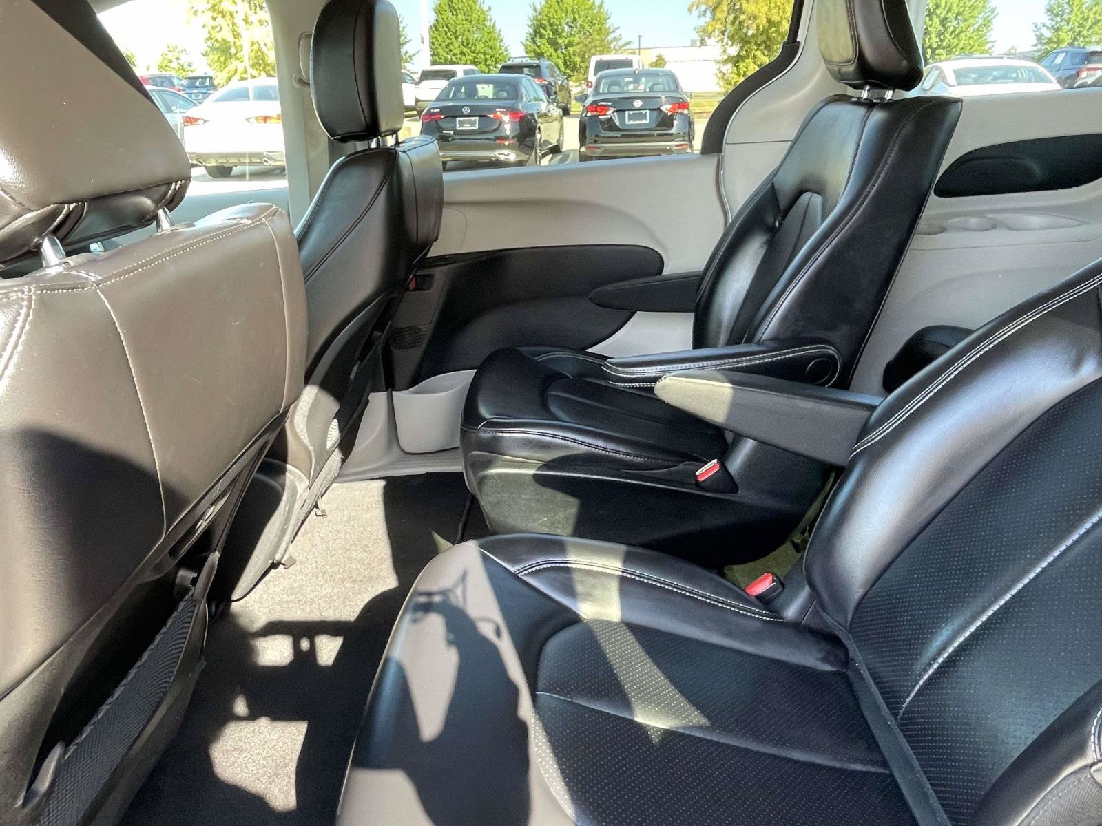 Used 2023 Chrysler Pacifica Touring-L FWD image 10