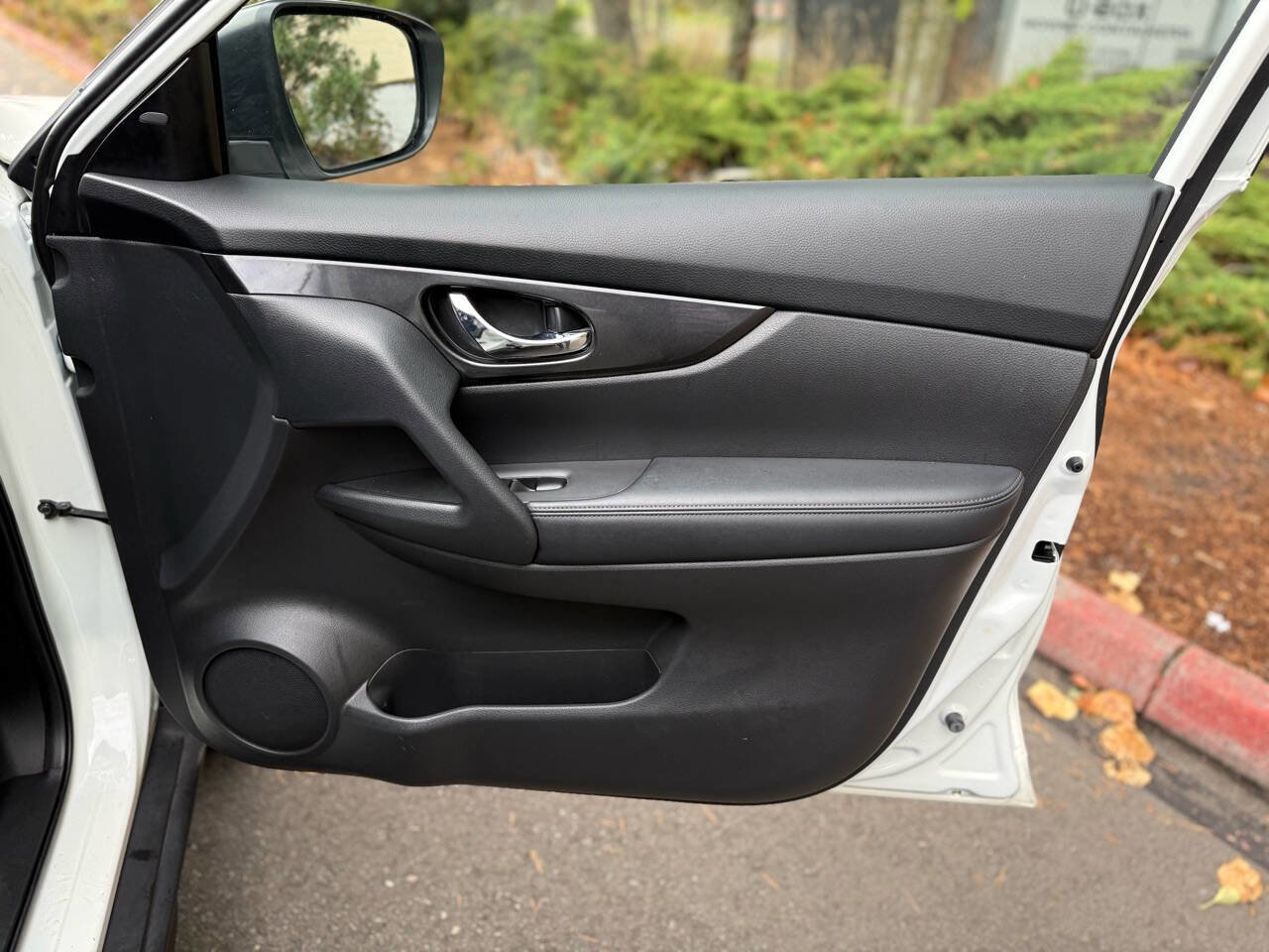 Used 2019 Nissan Rogue SV AWD/4WD image 29