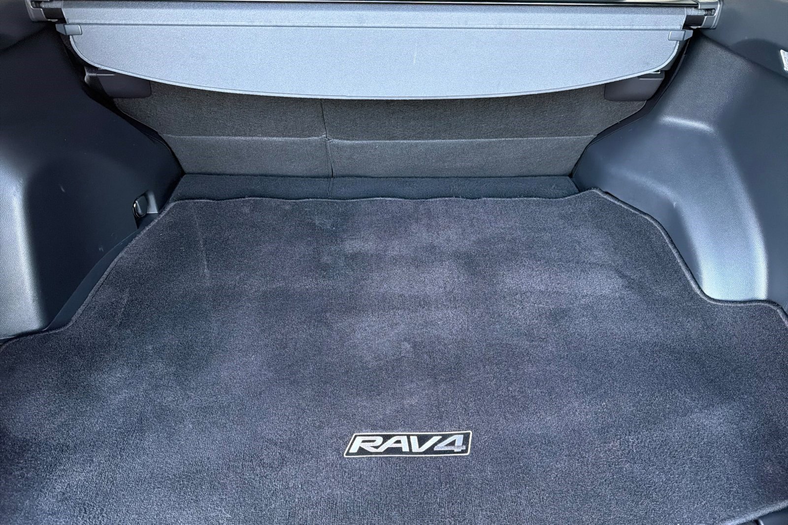 Used 2019 Toyota RAV4 LE image 19