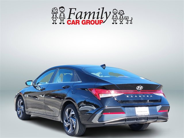 Used 2025 Hyundai Elantra SEL image 3