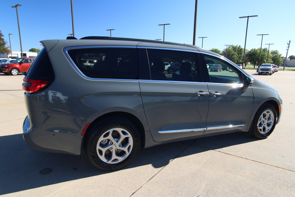 Used 2023 Chrysler Pacifica Limited w/ Uconnect Theater Family Group AWD/4WD image 5