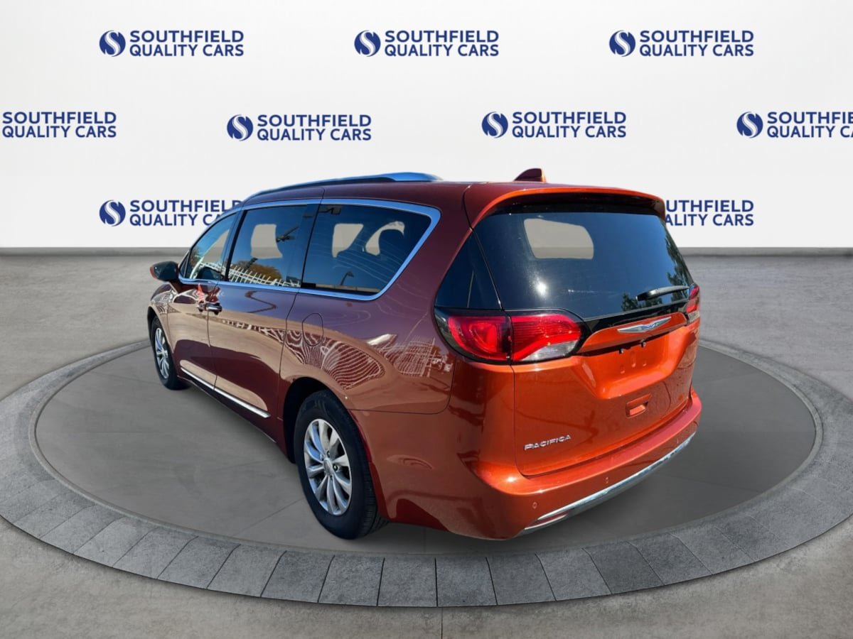 Used 2018 Chrysler Pacifica Touring-L Plus FWD image 4