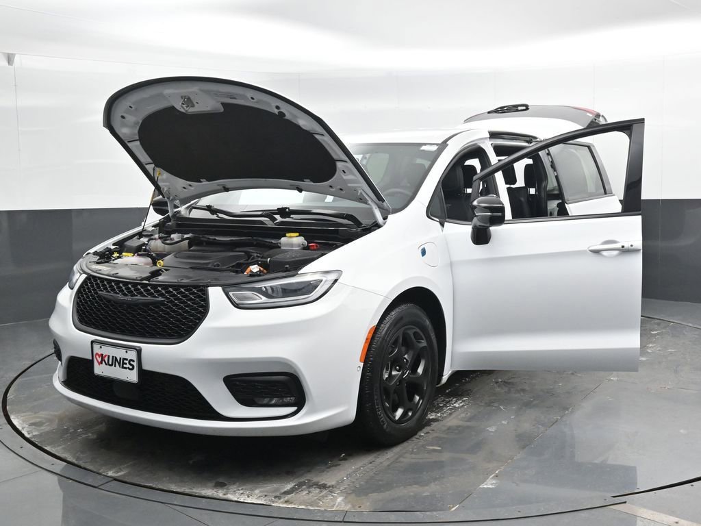 Used 2024 Chrysler Pacifica Select image 53