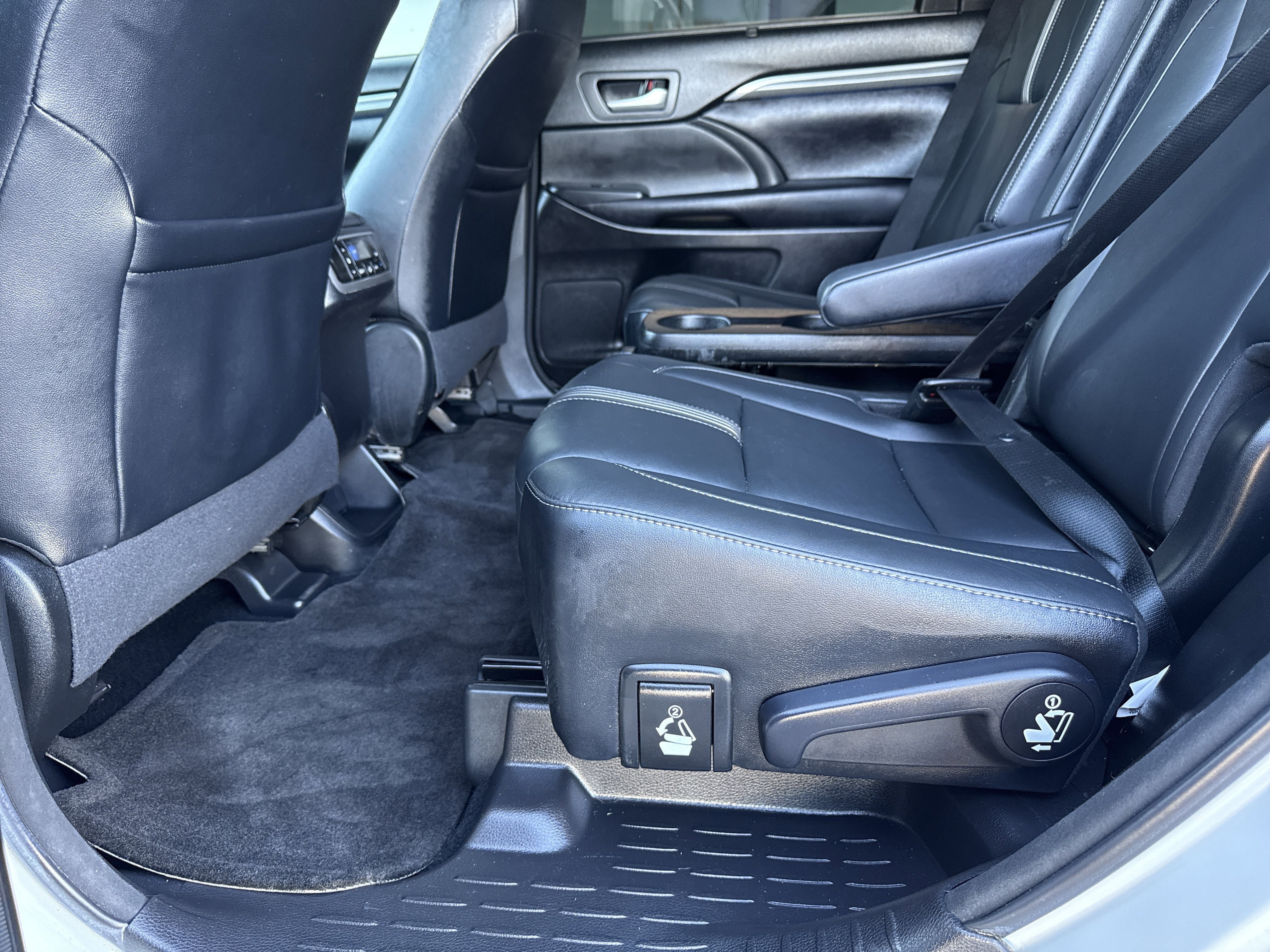 Used 2017 Toyota Highlander SE image 31