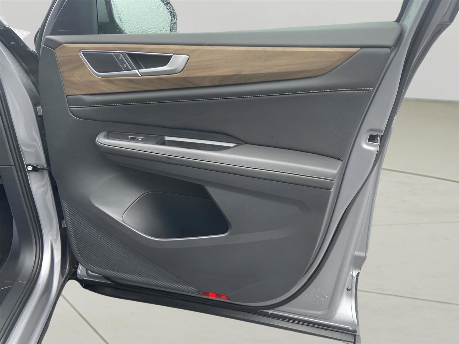 Used 2025 Volkswagen Atlas SE image 20